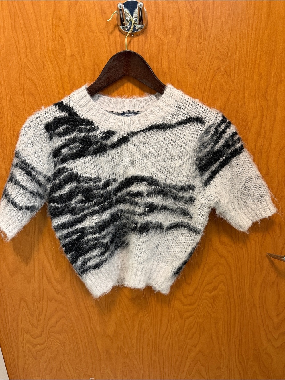 🦓🦓🦓BOGOHO🦓🦓White & Black Wave-Pattern Short Sleeve Sweater
